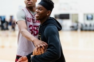 明日凌晨将战凯尔特人！骑士官方晒今日训练照 哈登&米切尔出镜 配图