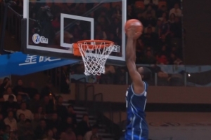 无限起飞！迪亚洛切入接赵继伟回传空接拽筐暴扣 配图