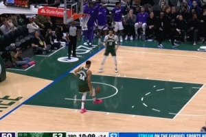 秀上脚法了！字母哥脚踢球给罗林斯发底线球 配图