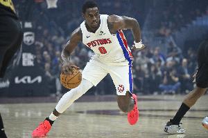 进攻效率不高！杜伦半场10投4中拿到9分6板3帽 坎宁安缺阵 配图