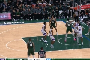 我来一这个！字母哥加罚不中自己抢板直接扣进2+2 配图