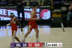 越打越放松！杨瀚森下沉底角接球三分 自信出手命中！ 配图