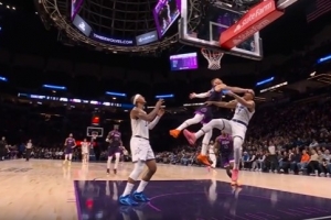 看着都疼！迪文岑佐一掌击中贝恩面部 被吹一级恶意犯规 配图