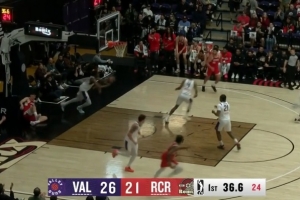 摔到篮架上！杨瀚森中路顺下接球上篮得分打破僵局 配图