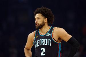 解说：坎宁安承担大量的组织和不轻的防守任务 他达到了一阵水准 配图