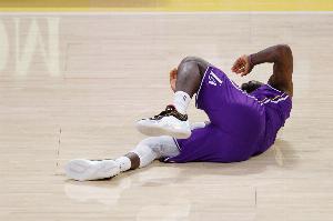 夸梅：詹姆斯是世界最差的演员 假摔就为了早退去吹牛老爹的派对 配图