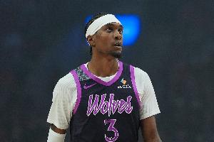 齐哑火!半场麦克丹尼尔斯和迪文岑佐合计10投0中 一分未得 配图