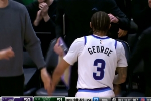 就差一分了！基昂特·乔治反击上篮打停雄鹿 配图