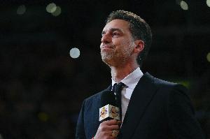 3年前的今天：湖人退役大加索尔球衣 悬挂在科比球衣旁 配图