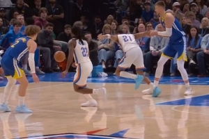 很值！双方拼抢出界给勇士球 雷霆挑战成功追加波津犯规在先 配图