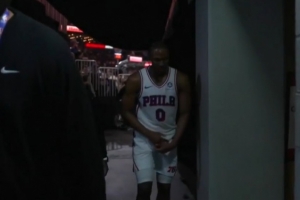 得不偿失！比赛已无悬念 马克西拼抢与博纳相撞&手指受伤回更衣室 配图