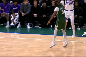 普通犯规！特纳对菲利波夫斯基三分犯规 裁判回看未升级 配图