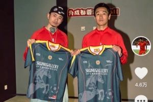 文体不分家,韦世豪社媒庆祝蓉城新赛季首胜,晒出与马思唯合影 配图