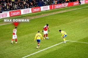 骄傲！道曼父亲现场观看阿森纳足总杯比赛，见证道曼的出色表现 配图