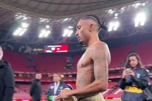 展现亲和力！拉菲尼亚赛后将球衣送给场边小球迷 配图