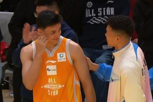 压力太大了！在胡明轩15中13的强势表现下 于米提加赛前八投全丢 配图