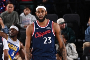 两双到手!以赛亚·杰克逊10中6拿到12分12板 其中5前场板 配图