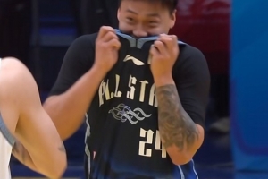 真·没脸见人了！赵睿侧翼超远三分投出三不沾 自己拿衣服捂脸 配图