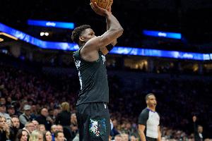 苦苦支撑!爱德华兹第三节再砍14分 三节15中8轰下31分 配图