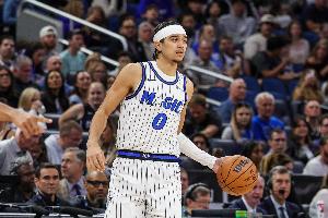 希望没事！布莱克强攻对抗撞到腰部 返回更衣室 配图