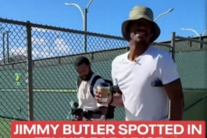 术后26天！巴特勒拄双拐亮相网球场 手持咖啡 拥抱好友兹维列夫 配图