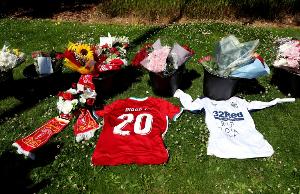 过分！部分球迷要求AI生成关于惨案和若塔的内容，利物浦已举报 配图