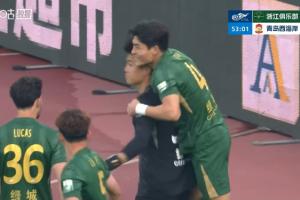 赵博扑点！刘浩帆拉倒阿齐兹送点，浙江门将赵博力拒点球 配图