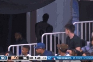 毫无征兆啊！马克西第三节末段突然自己走回更衣室 配图