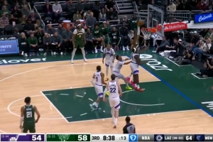 这个位置无人可挡！字母哥篮下隔人暴起单臂砸扣2+1 配图