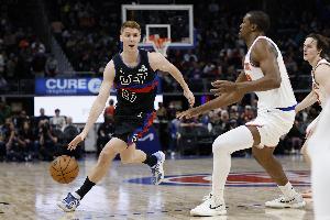 活塞主帅：许尔特邓罗在场能拉开空间 防守端头脑也很清醒 配图