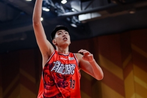 尽情展现!徐昕半场8中8砍17分 多次上演空接暴扣&三分一投即中 配图