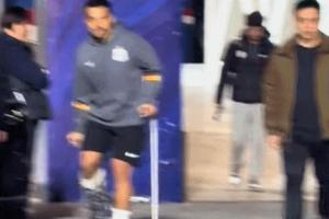 遭盖伊误伤!李可赛后拄拐离开球场,右脚穿戴脚踝固定护具 配图