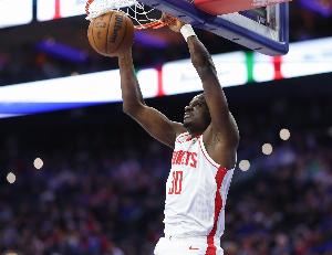 势大力沉！卡佩拉弧顶挡拆顺下接球双手暴力飞扣 配图