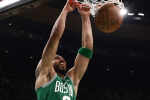 马祖拉：对于篮板和个人防守 我们会给塔图姆很多耐心和包容 配图