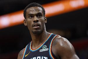 杜伦:我们在场上没能全神贯注 必须重新回到联盟前三的防守水平 配图