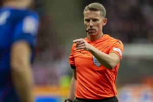 巴黎vs切尔西首回合裁判:西班牙裁判亚历杭德罗·埃尔南德斯执法 配图