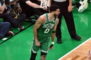 米切尔：塔图姆打得有些犹豫很正常 歇了10个月打成这样已很惊艳 配图