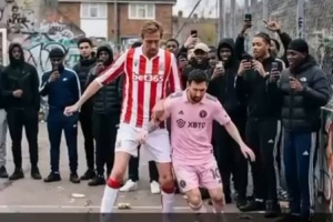 克劳奇晒抢断梅西破门AI视频：我告诉孩子们，快来看你爸的表现 配图