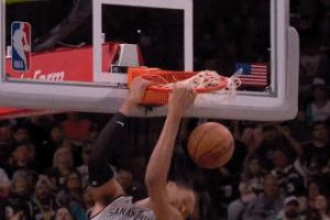 谁能挡我！文班反击冲进四人重围 无视防守直接背身双手暴扣2+1 配图