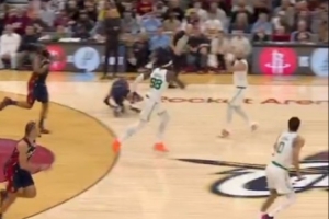 后场罚球线送空接！美媒：哈登这记助攻是历史最佳传球之一 配图