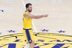 东契奇：每个人防守都很专注 能把尼克斯限制在百分以下很了不起 配图