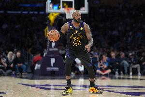 雷迪克：詹姆斯将在赛前决定今日是否出战 克莱伯可以出战 配图