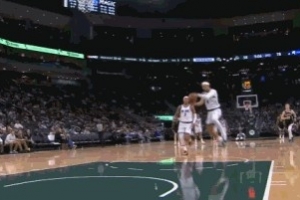 玩起来了！萨格斯面对空篮不贪功胯下助攻班凯罗扣篮得分 配图