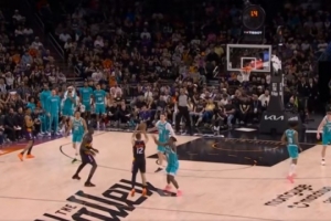 你小子真有谱啊！吉莱斯皮刚过中线 踩着logo扔进压哨三分！ 配图