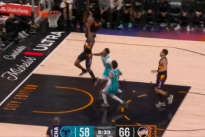 一飞冲天！罗伊斯·奥尼尔抢断 布克助攻杰伦·格林反击暴扣 配图