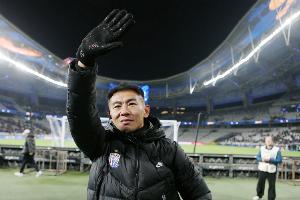 沪媒谈于汉超教练席首秀：不时记录观察，坐姿有点和斯卢茨基相似 配图