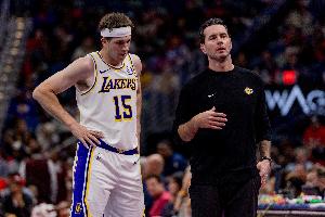 雷迪克:里夫斯今天表现非常出色 面对身材高大的对手打得很强硬 配图