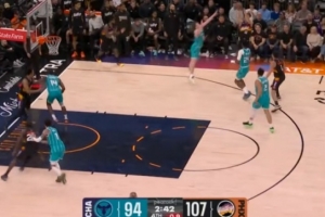 出手就有！吉莱斯皮接锅直接扔进高难度压哨三分球 配图