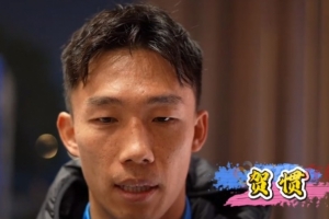 贺惯:赛季首战还在适应阶段,会有越来越多优秀球员戴队长袖标 配图