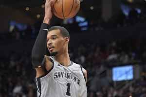 文班:我们想发挥出最佳水平 我有时仍需要有球在手并主导进攻 配图